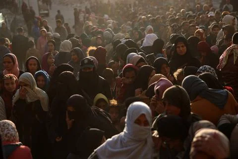  Palestinians wait in crowded queue for long hours to buy bread from the o... Foto stock