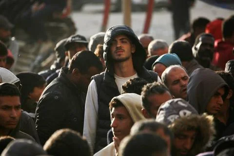  Palestinians wait in crowded queue for long hours to buy bread from the o... 스톡 사진