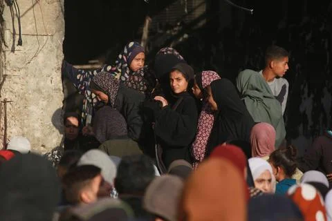  Palestinians wait in crowded queue for long hours to buy bread from the o... Foto stock