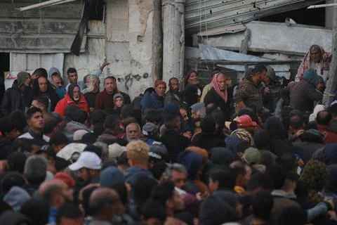  Palestinians wait in crowded queue for long hours to buy bread from the o... 스톡 사진