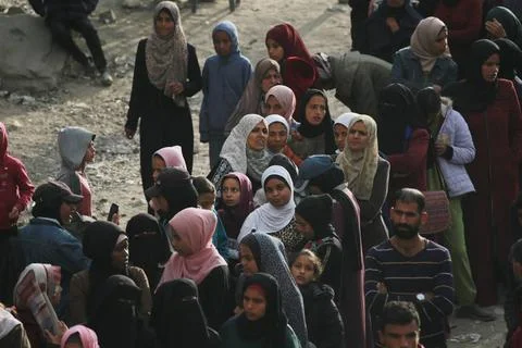  Palestinians wait in crowded queue for long hours to buy bread from the o... 스톡 사진
