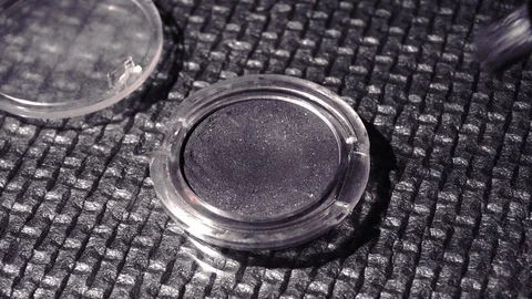 Palette with eyeshadow and makeup brushes, women's cosmetics. Vidéo 112607881