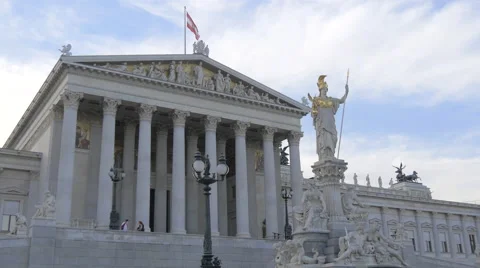 Pallas Athene Fountain and Austrian Parliament Building in Vienna Vídeos de archivo 59572037