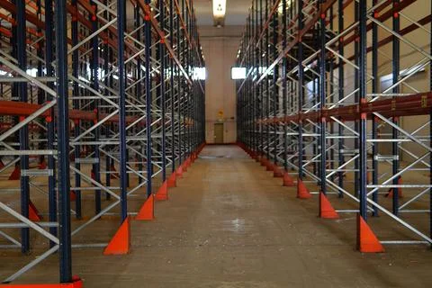 A pallet racking storage system in a warehouse 스톡 사진