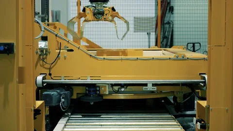 Palletizing robot operating in a factory. Automated equipment needed in industry 스톡 동영상 130954960