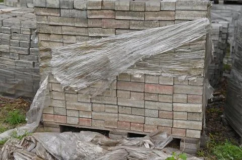 Pallets and packages of bricks in a construction warehouse on the street. T.. 스톡 사진