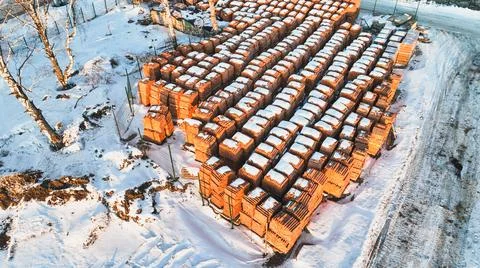 Pallets of bricks for construction. Outdoor storage in winter Foto stock