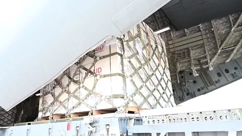 Pallets of U.S. humanitarian aid offloaded from C-17 Globemaster aircraft Vídeos de archivo 209492143