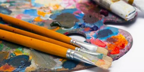 Pallette with brushes Stock-Fotos