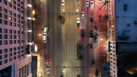 Palm lined boulevard at night in New Orleans, Louisiana Vídeos de archivo 111478994