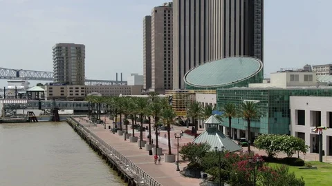 Palm lined riverfront walk above the Mississippi, New Orleans Vídeo Stock 111449904