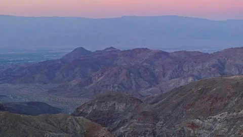 Palm Springs mountain range silhouetted against colorful sunset sky Видео 334684731