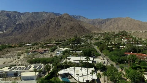 Palm Springs with mountains 動画素材 88275174