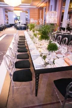 Palm tree leaf wedding table. Candles, napkins and mirrored tables. Stock Photos