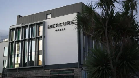 Palm Trees frame Brand New Mercure Tourist Hotel in Paignton Devon Vídeo Stock 224725546