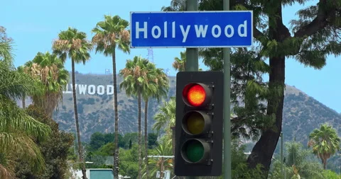 Palm trees, traffic light and Hollywood Sign on background in Los Angeles, 4K 库存影片 157832991