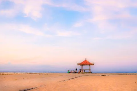 Palm trees on white sandy beach, two sunbed and parasol. View of nice tropica Foto stock
