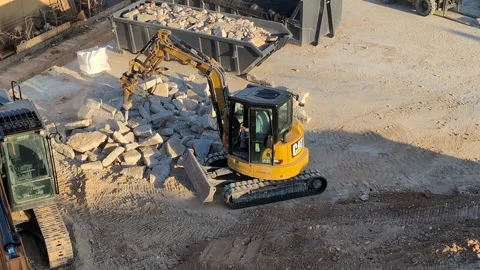 Palma de Mallorca, Spain – 2025, May 21: CAT excavator breaking rubble. Video stock 334020032