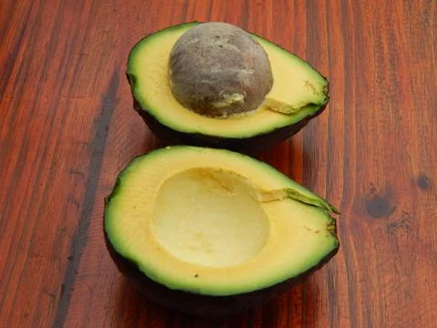 Palta a la mitad. 库存照片