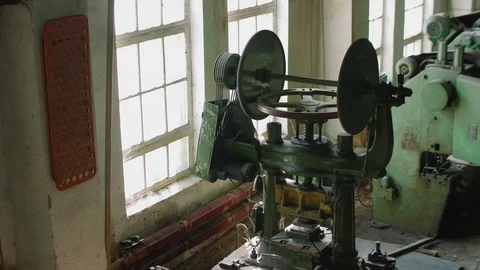 Pamoramic top view of ancient machines in outdated workshop 库存影片 95882415