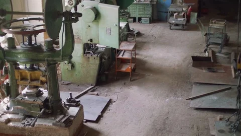 Pamoramic top view of ancient machines in outdated workshop 스톡 동영상 95883592
