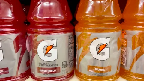 Pan of 32 once Gatorade bottles now 28 ounces Stock Footage 169371539