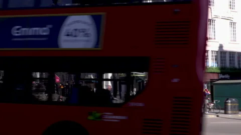 Pan across to an empty Eros Statue at Piccadilly Circus during lockdown Stock Footage 142736280