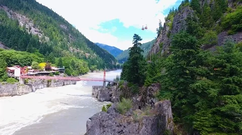 Pan across Fraser River with Hells Gate and gondolas crossing Vídeo Stock 90680435