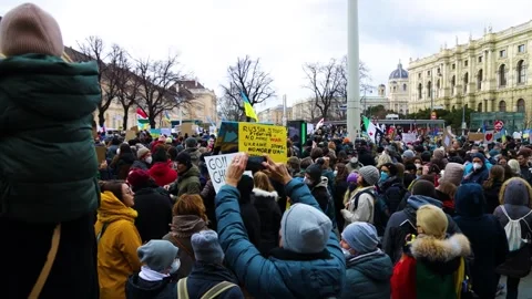 A pan across a huge crowd at a protest for Ukraine in Vienna, Austria Stock Footage 171125985