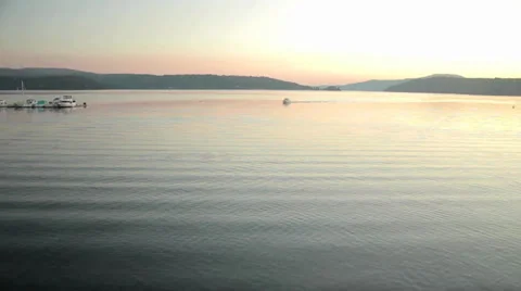 Pan across Lake CDA at sunset 库存影片 32375343
