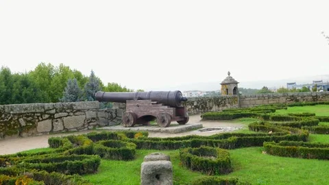 Pan across large cannons protecting castle parapet battlement lawn in 動画素材 257655821