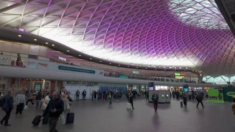 Pan across the modern lower concourse of Kings Cross Station 库存影片 338380300