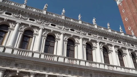 Pan across the Renaissance architecture of The Biblioteca Nazionale Marciana  Vídeo Stock 83276909