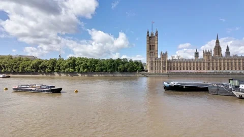 Pan across the River Thames towards Big Ben and the Houses of Parliament Video stock 283291091