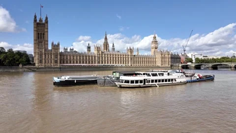 Pan across the River Thames towards Big Ben and the Houses of Parliament Stock-Footage 283291420