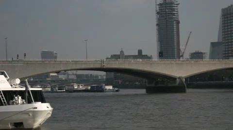 Pan across Thames River HD Stockbeeldmateriaal 46901103