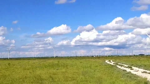 Pan across a vast section of Texas prairie showing scores of wind turbines Vídeo Stock 158268530