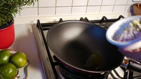 Pan Adding Onions and Shaking 스톡 동영상 708998