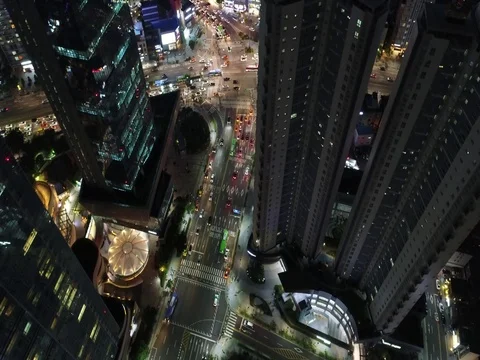 Pan and push over busy intersection at night in Seoul Stock Footage 78122627
