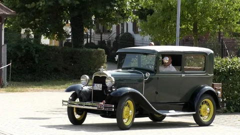 Pan, Audio: Ford Model A driving off, honking the horn, oldtimer, historic car Stock Footage 114459267