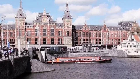 Pan to the Basiliek van de Heilige Nicolaas in Amsterdam Stock Footage 84003761