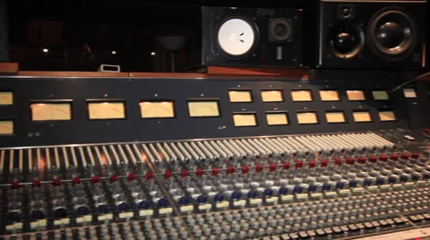 Pan to bass player in Recording Studio As 26 Stockbeeldmateriaal 35313785