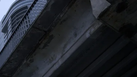 Pan of the building from under the bridge 库存影片 120558028