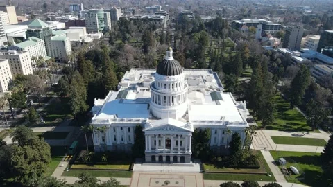 Pan up from Capitol Building Video stock 171352831