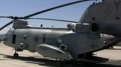 Pan of CH-46 and Troops 库存影片 11401654