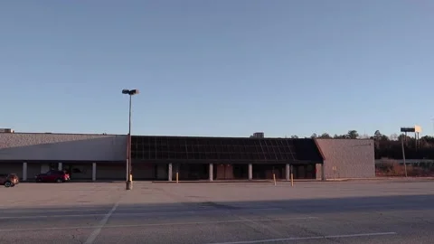 Pan of a closed abandoned Kroger retail supermarket location empty retail spa Stock Footage 152170339