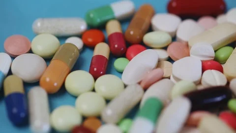 Pan closeup view focusing in on many different pills Video stock 95912814