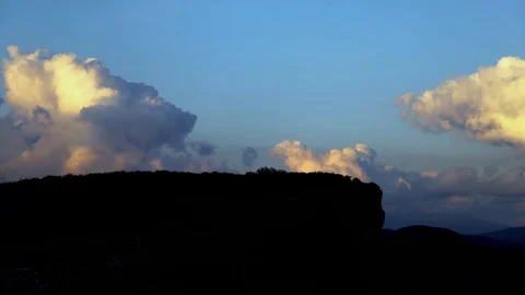 Pan of clouds canyon time lapse Stockbeeldmateriaal 83877553