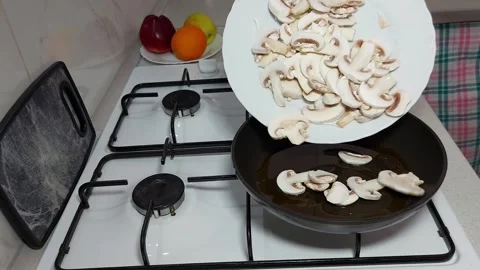 Pan Cooked Champignons: Quick Easy Recipe Stock-Footage 304735764