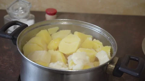 Pan with cooked potatoes Stock Footage 311591021